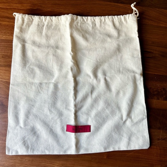 VLogo Signature Collection - Valentino Garavani Leather Bucket Bag! - Picture 5 of 5